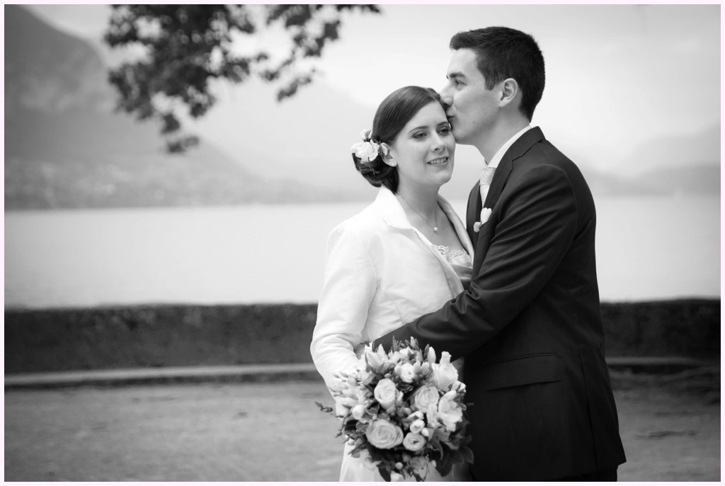 photo couple mariage lac annecy noir et blanc