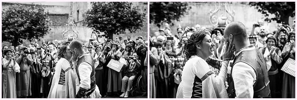 sortie d église mariage en costume photographe mariage medieval nozeroy photographe aurelie allanic