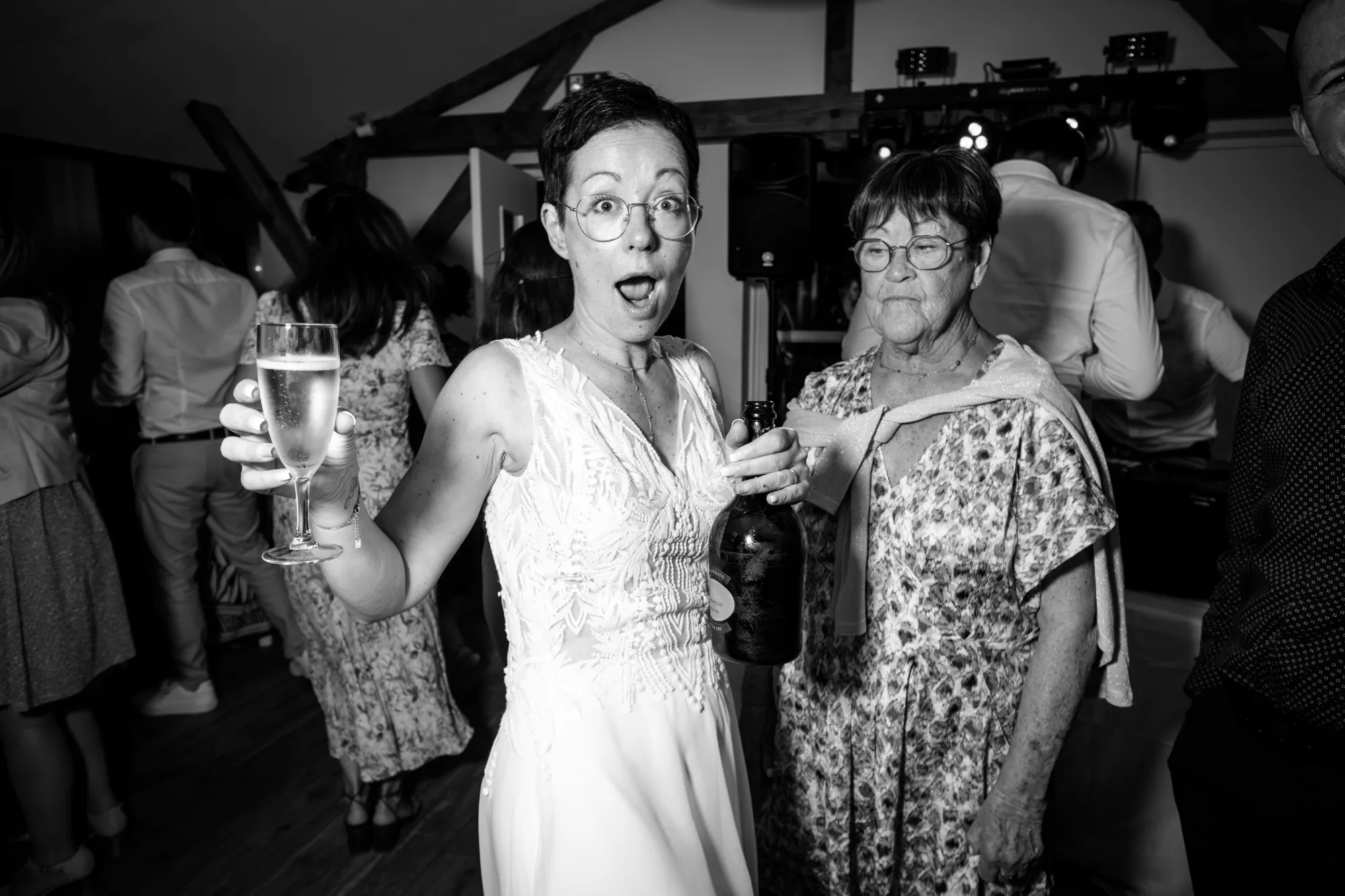 Mariée trinquant au champagne avec ses invités pendant la soirée dansante
