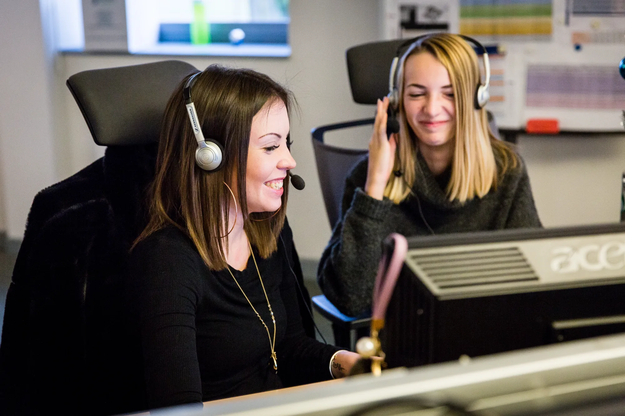 Deux conseillères en relation client au téléphone dans leurs bureaux, casque sur les oreilles
