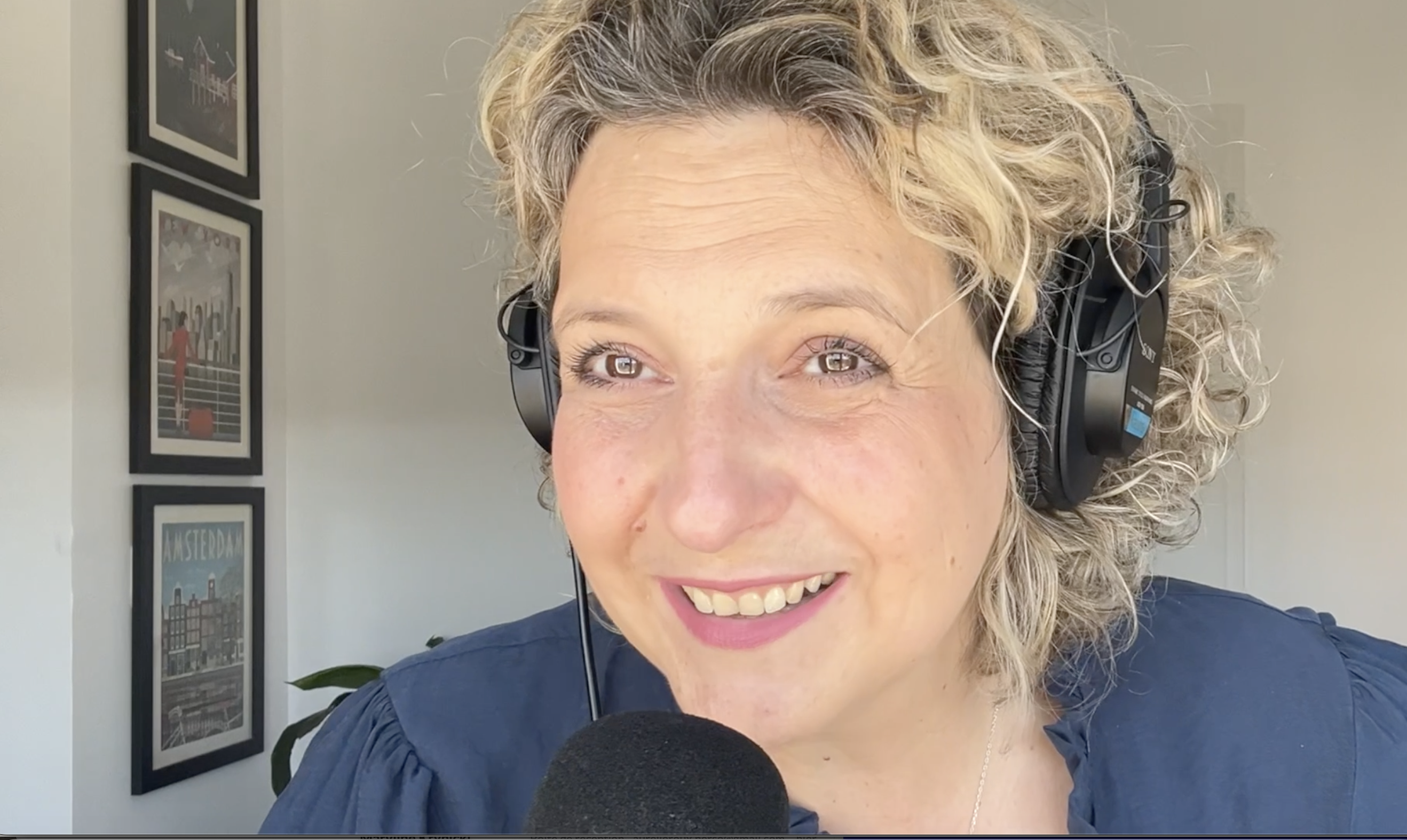 Aurélie Roux au micro de Ramène ta joie