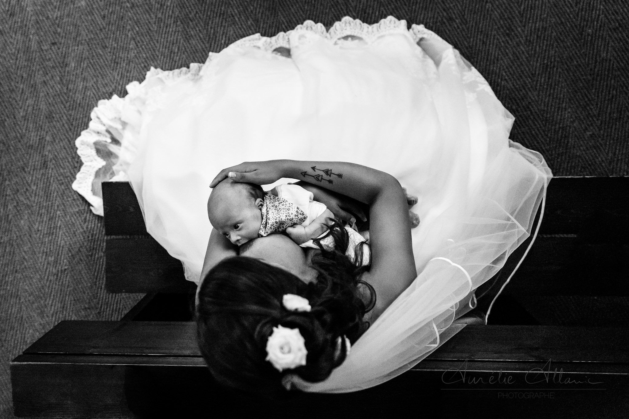 mariée allaitant bébé